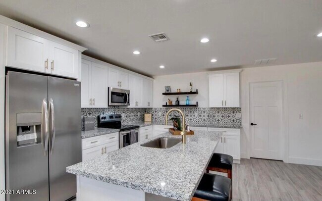 Building Photo - 574 N 42nd Dr