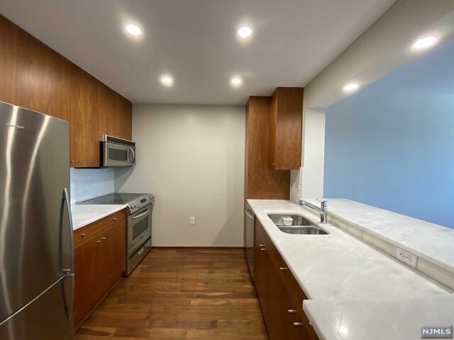 Foto del edificio - 225 River Rd