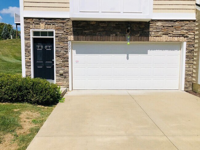 Foto del edificio - 4 bed/3.5 bath Townhouse in Suncrest Village - 6/04/2026