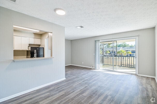 Building Photo - Eastwood Oaks