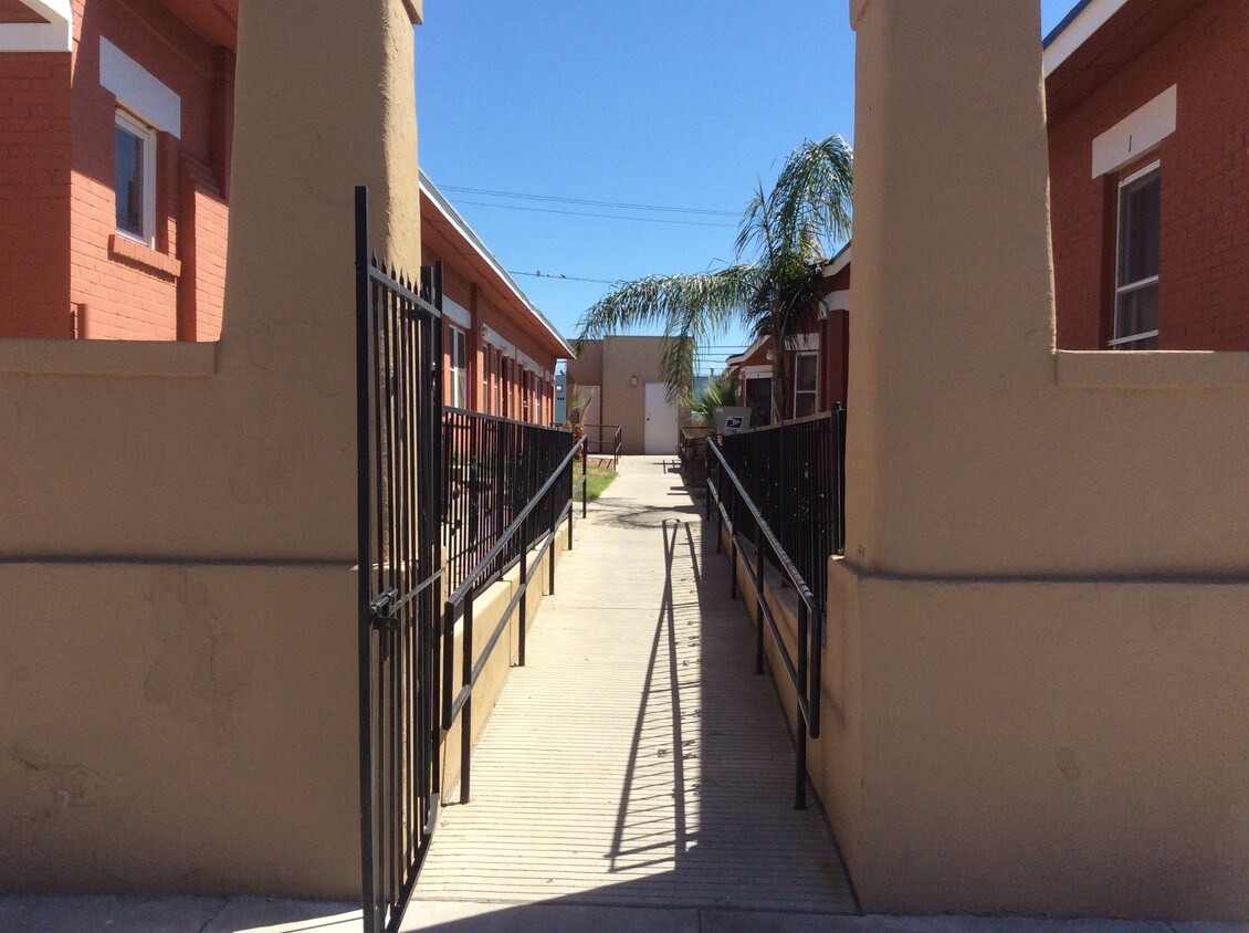 Center walk way - 1326 Wyoming Ave