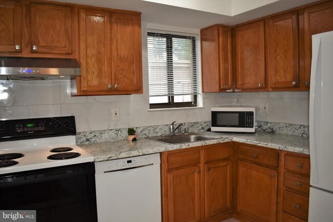 Building Photo - 8874 Tamebird Ct