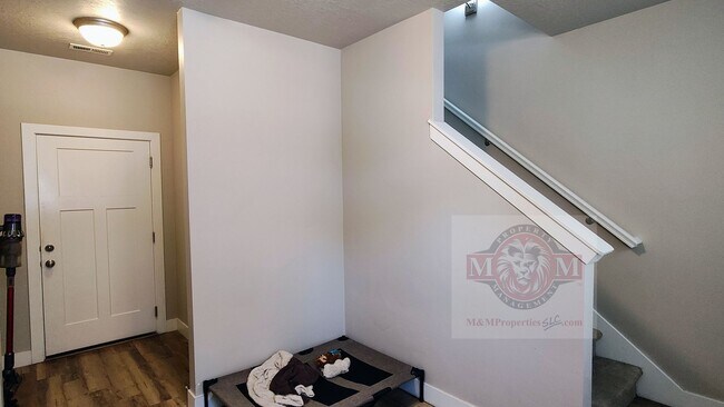 Foto del edificio - Great 3 Bd 2.5 Bath Townhome 2 Car Garage