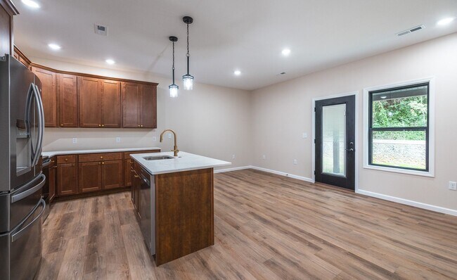 Building Photo - M182-MF3