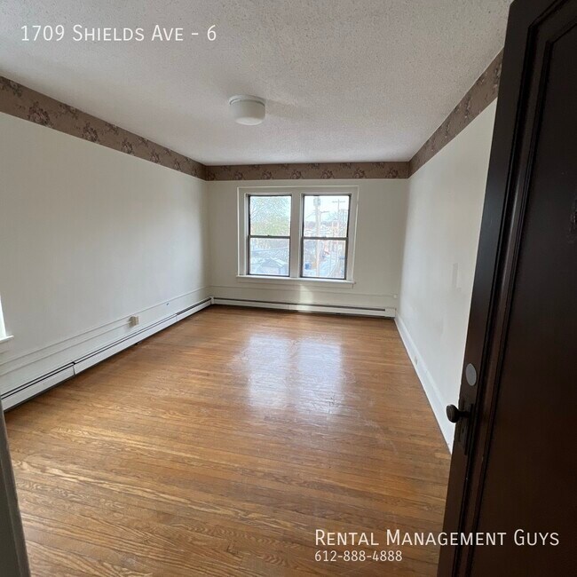 Foto del edificio - Huge 2 Bedroom! Completely Remodeled!