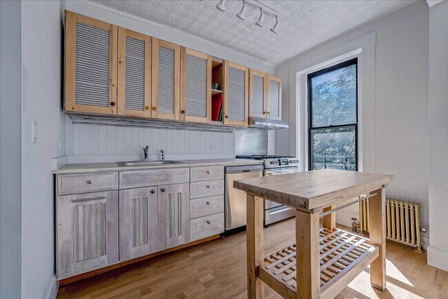 Building Photo - 322 5th St