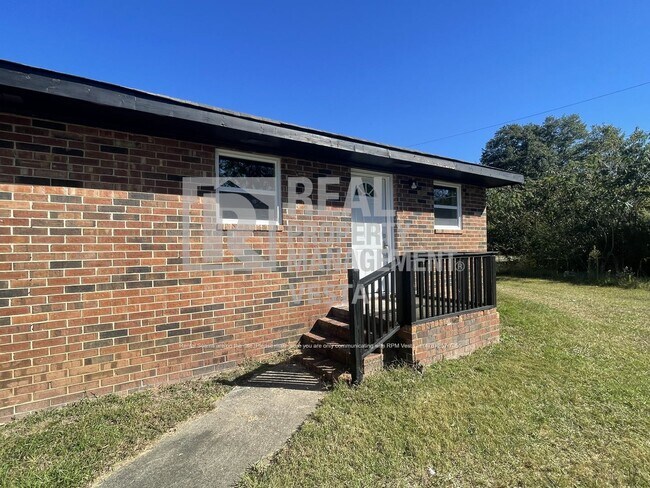 Foto del edificio - 693-697 Bowman St-697 Bowman St