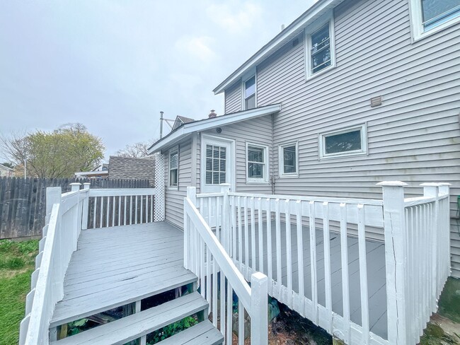 Building Photo - Large 4-Bedroom, 1.5-Bath House with Ocean...