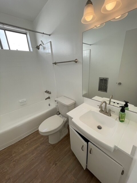 Building Photo - 5451 Hermitage Ave