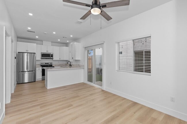 Building Photo - Fire pit!