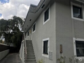Building Photo - 910 SW 4th Ave