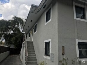 Building Photo - 910 SW 4th Ave