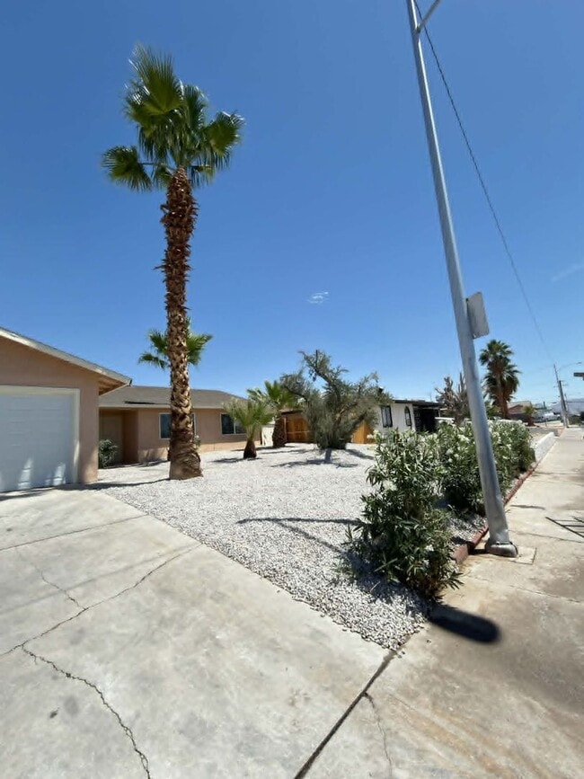 Building Photo - 3608 W Bonanza Rd