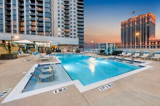 Building Photo - AMLI Lenox