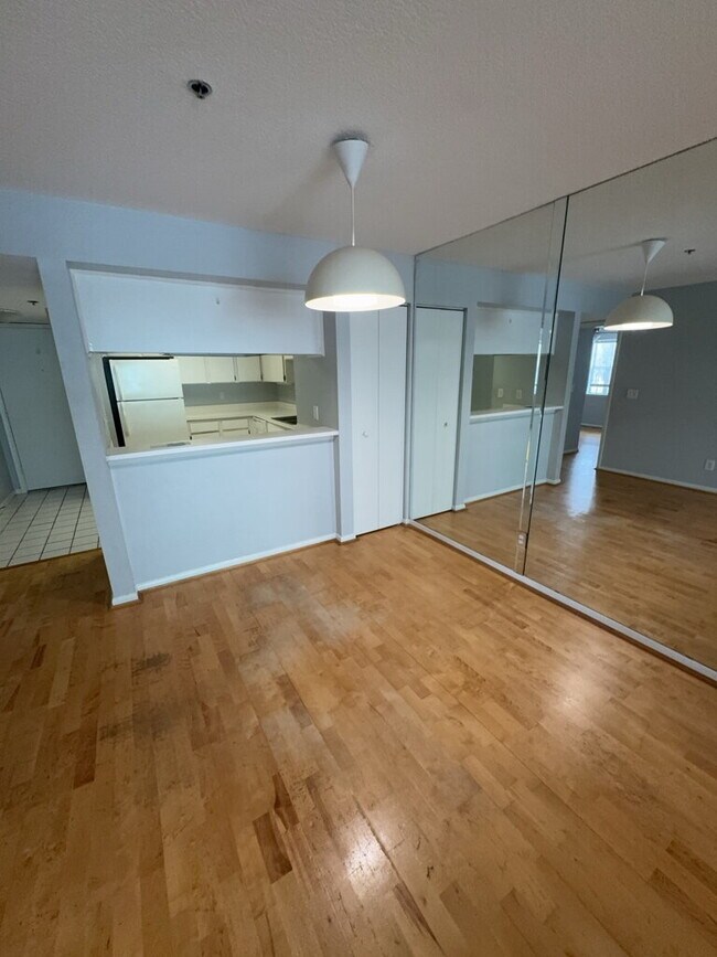 Foto del edificio - "Charming 2-Bedroom Haven in Heart of Tampa with Modern Comforts – 897 Sq Ft of Cozy Living!"