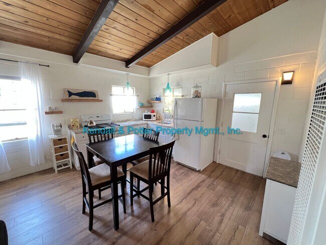 Foto del edificio - Adorable Aptos 2 bedroom, 1.5 bath beach c...