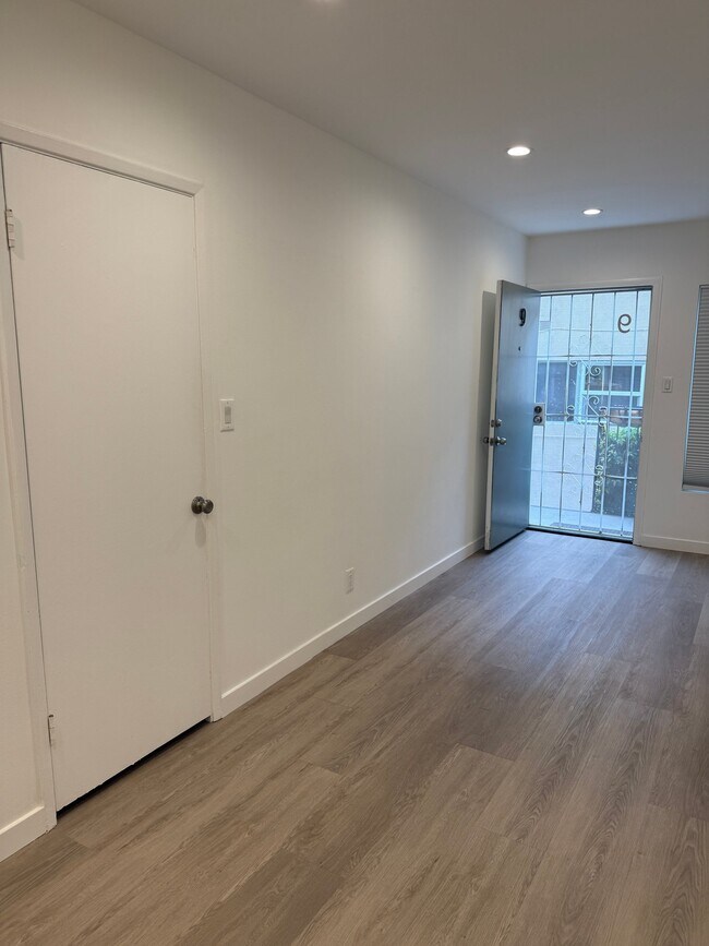 Foto del edificio - 2140 Beachwood Dr