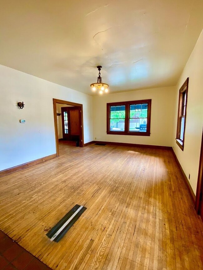 Building Photo - ***AVAILABLE AUGUST 2027***5 Bed 2 Bath Ho...