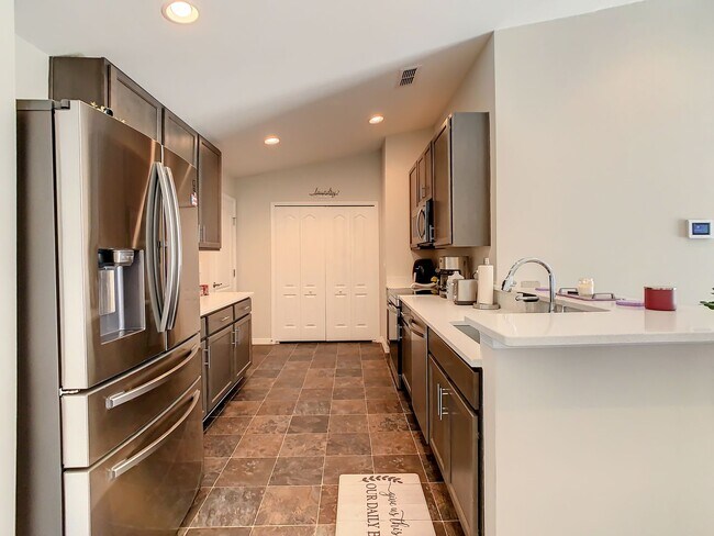 Foto del edificio - Beautiful 3 Bedroom 2 bath Home in desirab...