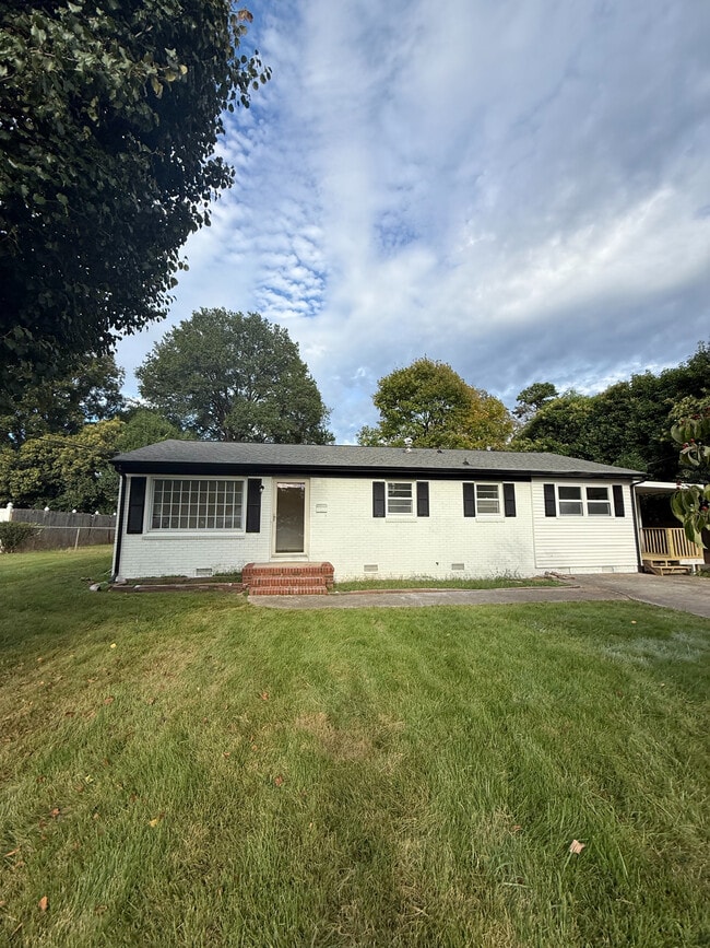 Building Photo - Room in House on Hand Cir