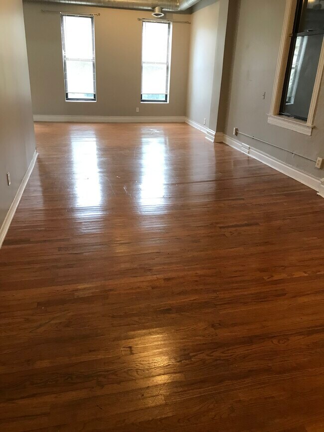 Foto del edificio - 1877 N Milwaukee Ave