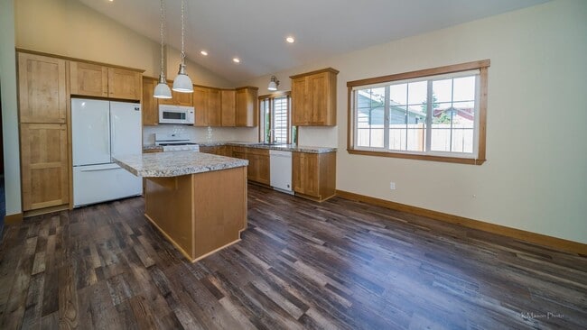 Building Photo - Custom & upgraded 3 bed 2 bath rambler w/ 1 car garage!