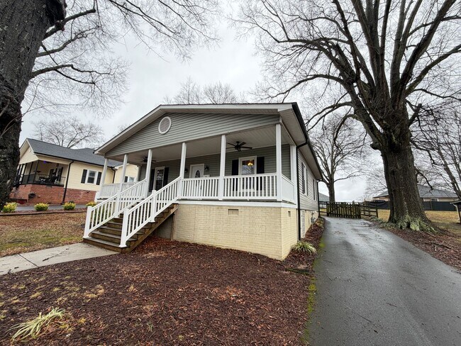 Foto del edificio - Inviting 2-Bedroom Home with Large Front Porch in KannapolisI’m