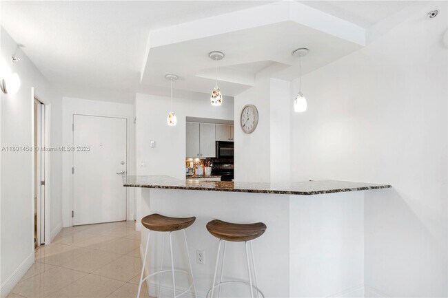 Foto del edificio - 6917 Collins Ave