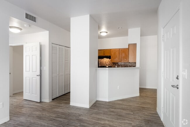 2BR, 1BA - 815SF - Living Room - Cuestas Apartment Homes