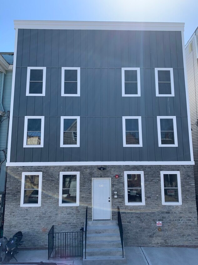 Primary Photo - 141 Parker St