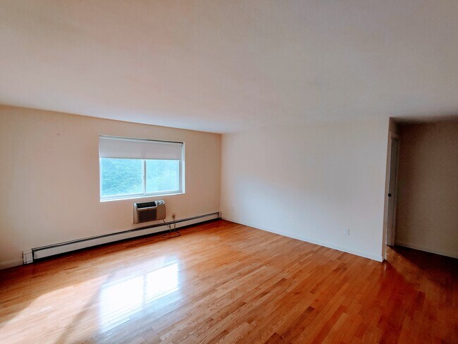 Building Photo - 36 Bryon Rd
