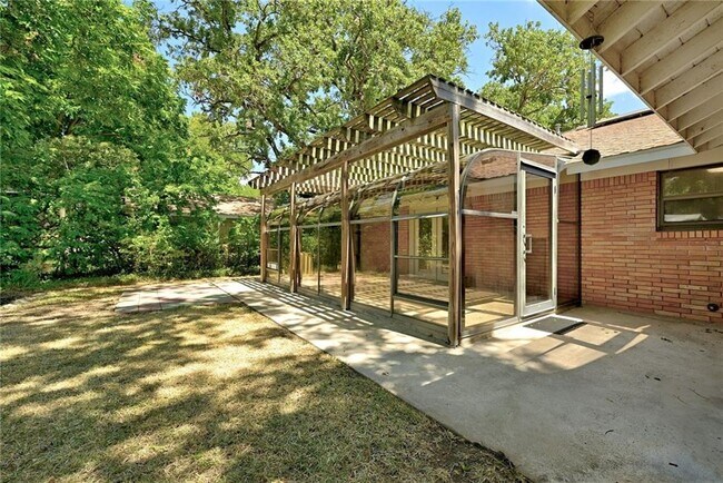 Building Photo - 1709 Rogge Ln