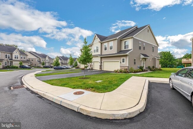 Building Photo - 250 Kestrel Ct