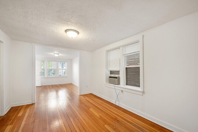 Foto del edificio - 1747 W Newport Ave