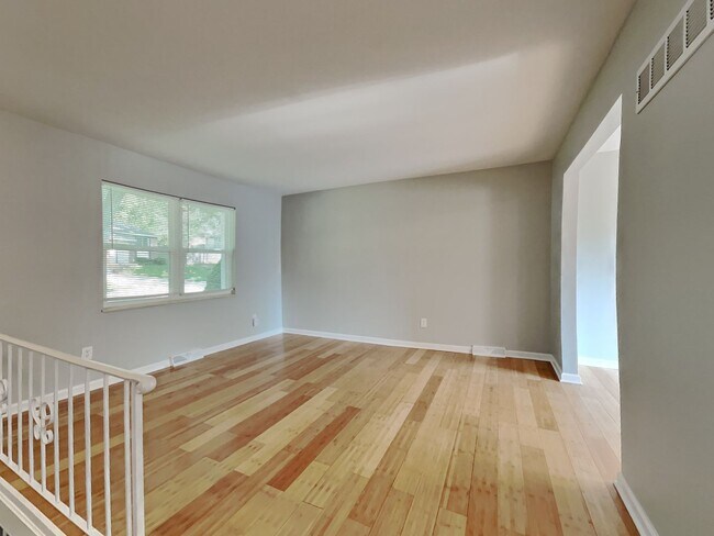 Foto del edificio - Charming 3-Bed, 2-Bath Home in Blue Springs with Garage