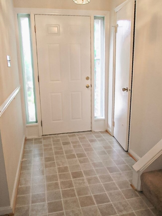 Building Photo - Classic and Charming 3 Bedrood 2.5 Bathroo...