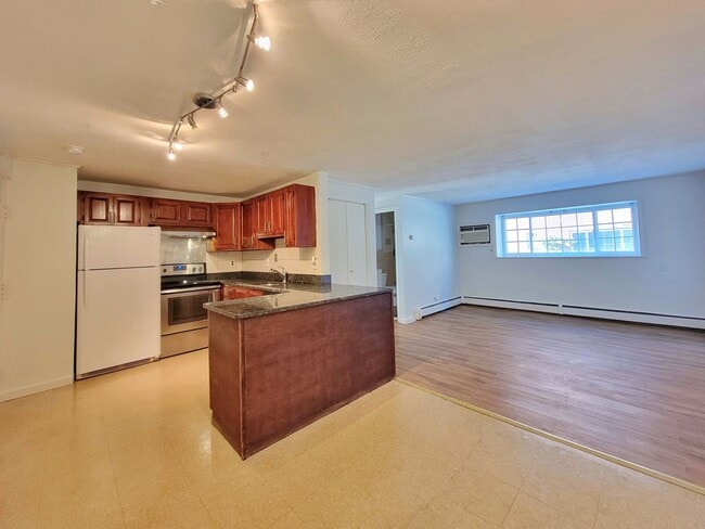 Building Photo - Heat, hot water and parking included! Cozy 2bed 1 bath condo in the center of Everett