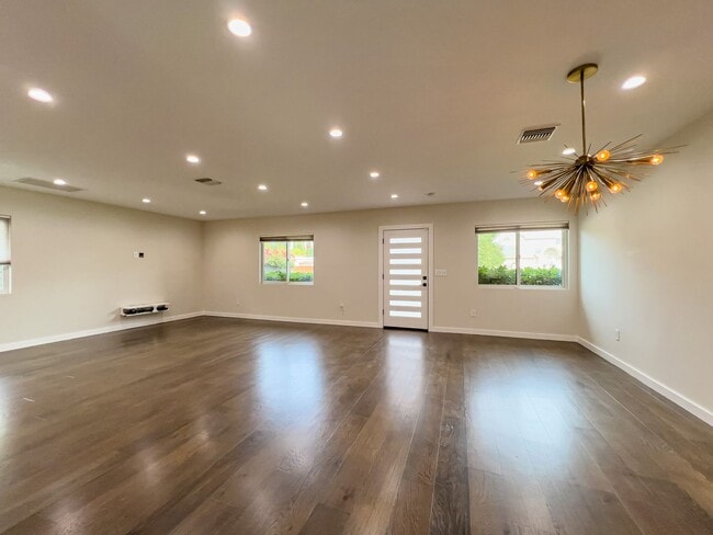 Building Photo - Pretigious 3Br Home in Valley Glen!