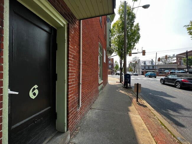 Building Photo - 1 S Market St