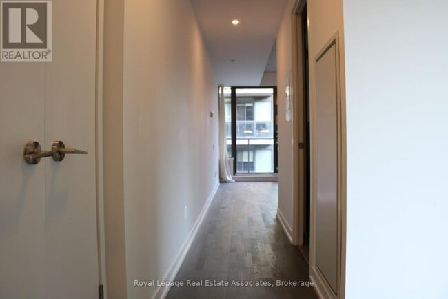 Building Photo - 461 Adelaide St W