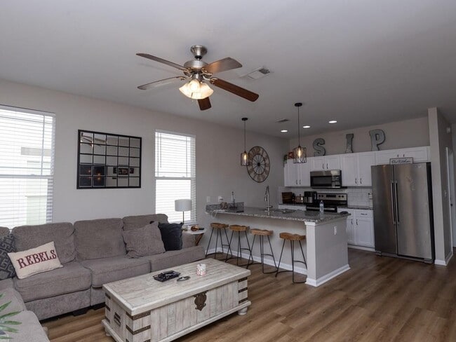 Building Photo - 516 Olive Branch Way