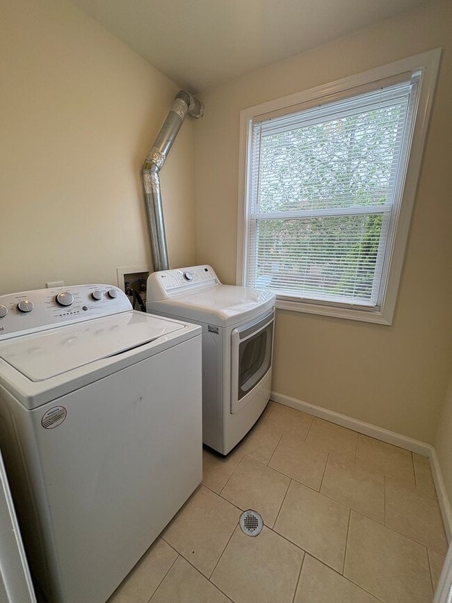 Building Photo - Spacious 4-Bedroom Townhome – Newly Renova...