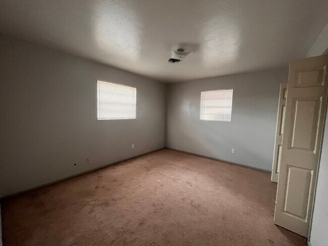 Foto del edificio - Large home available now!