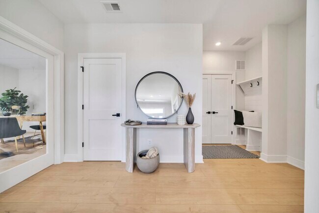 Foto del edificio - 14 Davis Dr