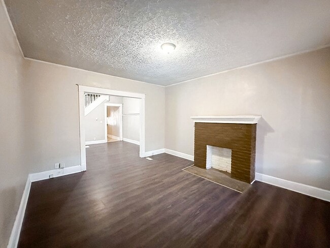 Building Photo - 103-103 N Gladstone Ave