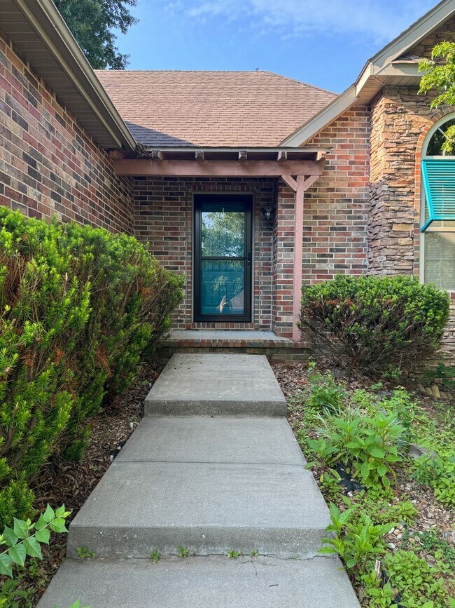 Foto del edificio - 3 Bedroom / 2 Bath - Golden Acres Subdivis...