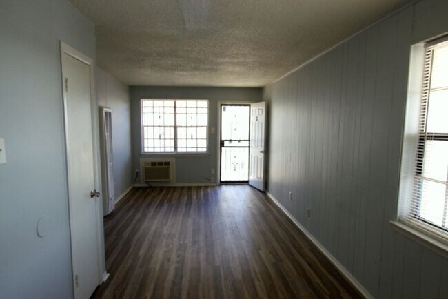 Building Photo - 1058 Poplar Ave