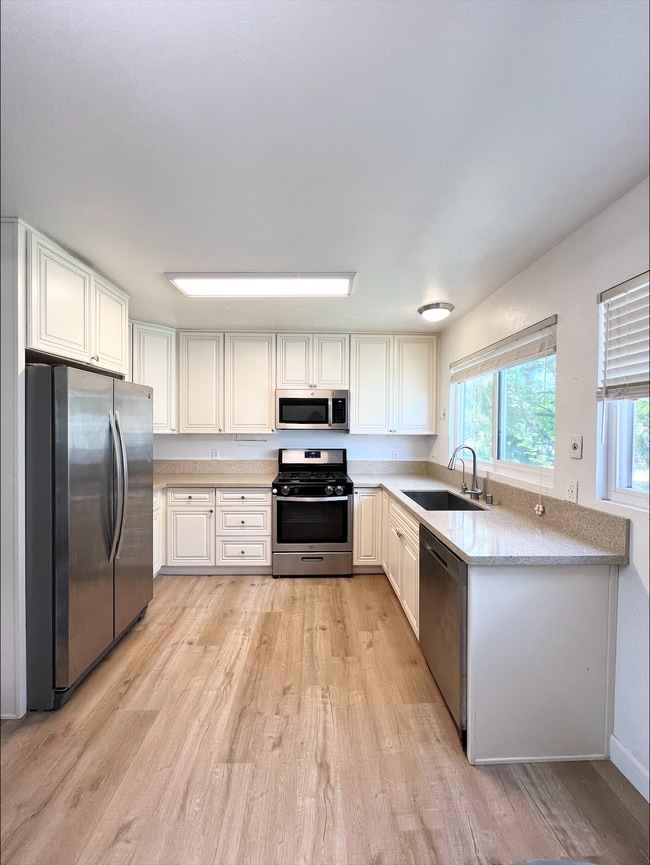 Building Photo - 19 Wildwood