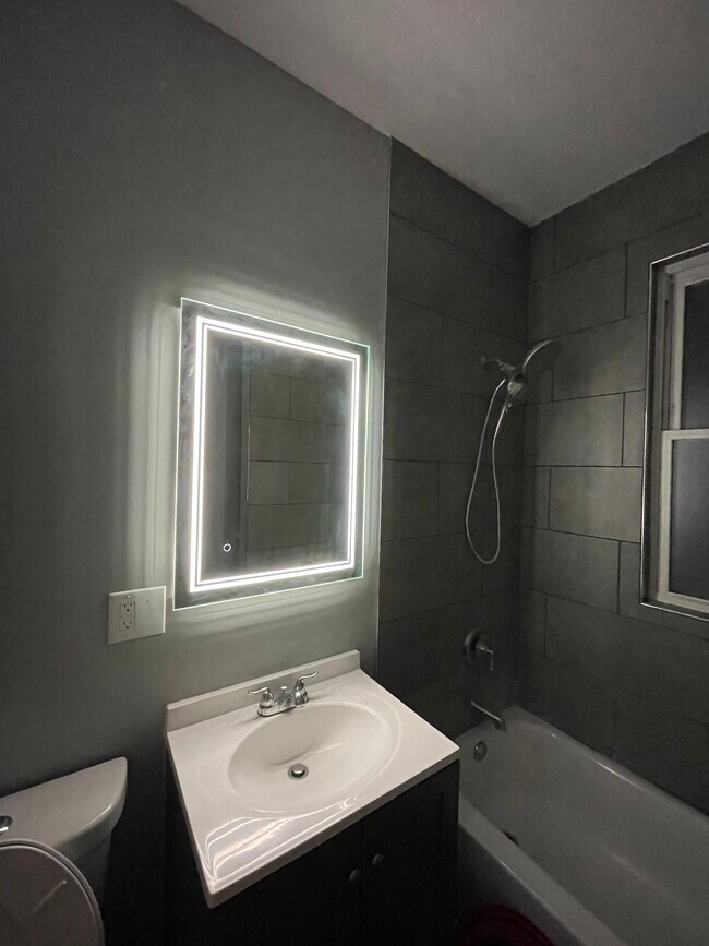 Foto del edificio - 1543 N Lorel Ave