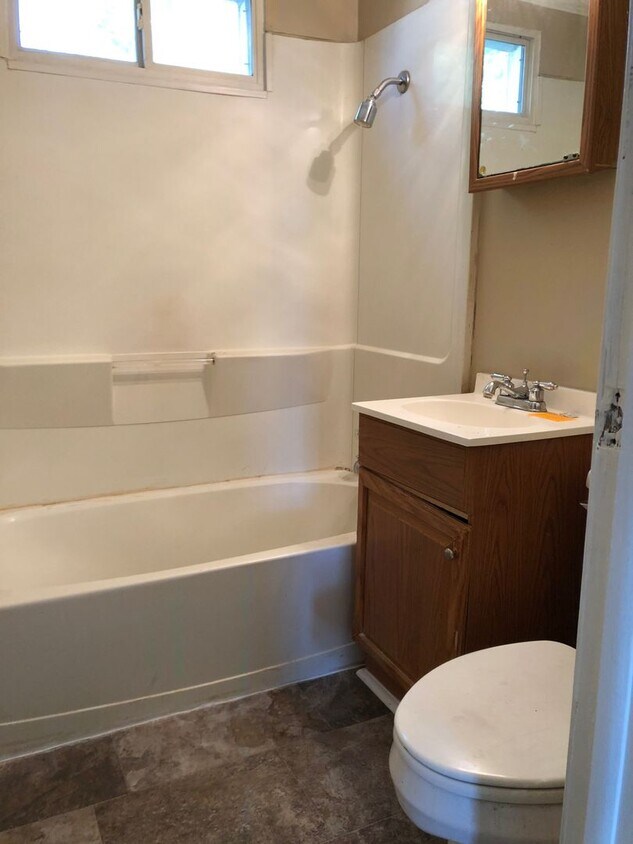 Building Photo - Check out this 2-Bedroom Beautiful House!